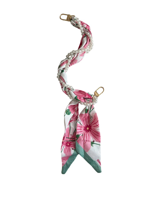 Bloom Pearl çanta charm pembe çiçek desenli ipek fular ve inci dizisi